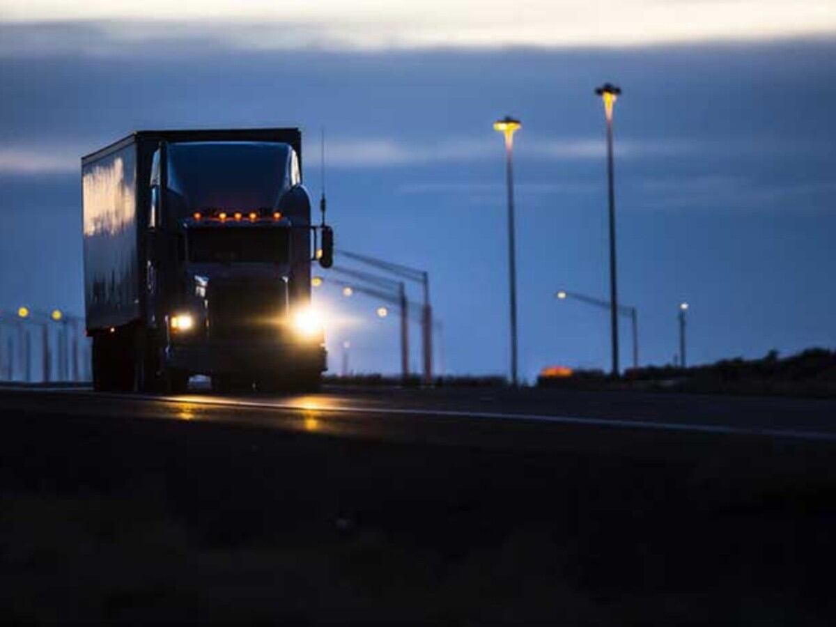 El camionero la habría levantado cuando ella hacía dedo durante la tarde del viernes y se comprometió a sacarla de Chubut, para que la mujer pudiera hacer la denuncia. (Foto Ilustrativa)