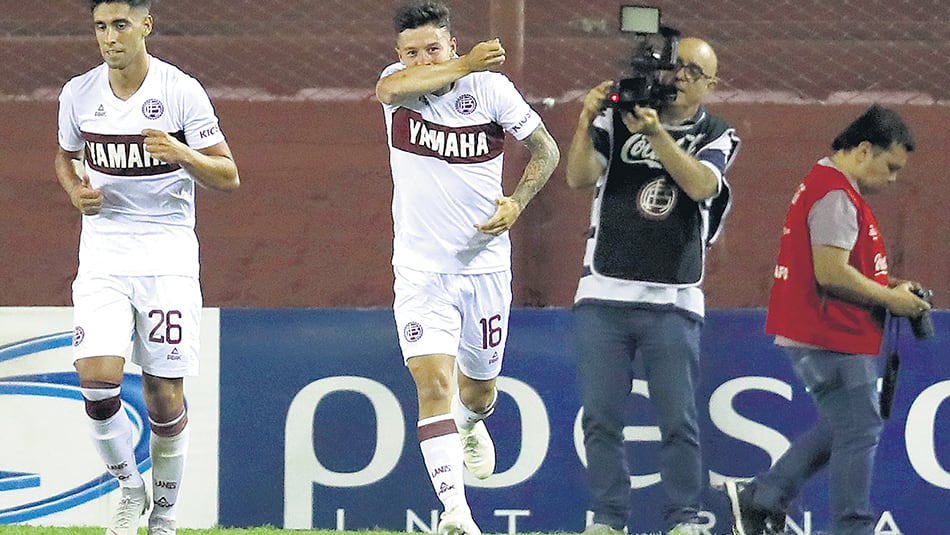 El ingresado Lodico festeja el gol con el que Lanús batió al Rojo en La Fortaleza.
