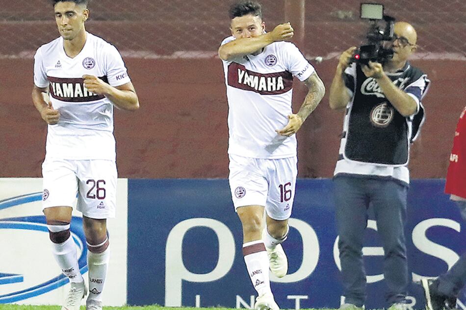 El ingresado Lodico festeja el gol con el que Lanús batió al Rojo en La Fortaleza.