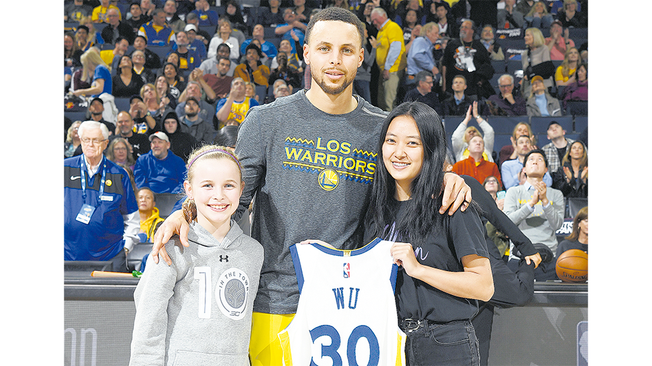 Stephen Curry y la pequeña californiana Riley, que lo conmovió con una carta de puño y letra.