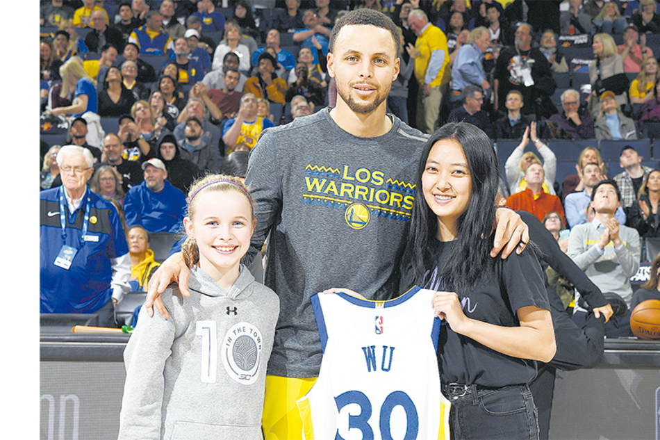 Stephen Curry y la pequeña californiana Riley, que lo conmovió con una carta de puño y letra.
