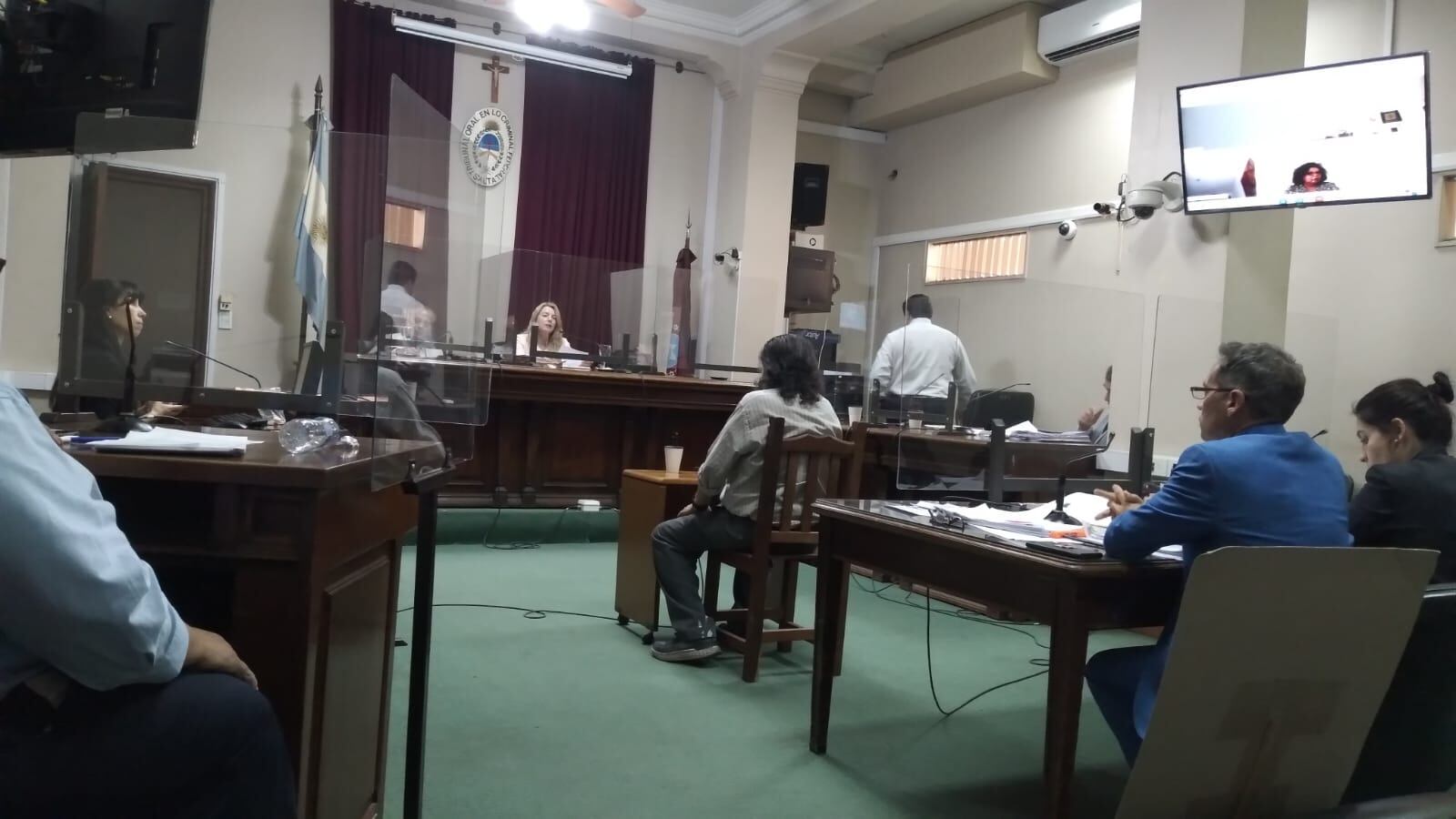 Constantino Paputsakis Flores, perseguido político boliviano, ante el tribunal. 