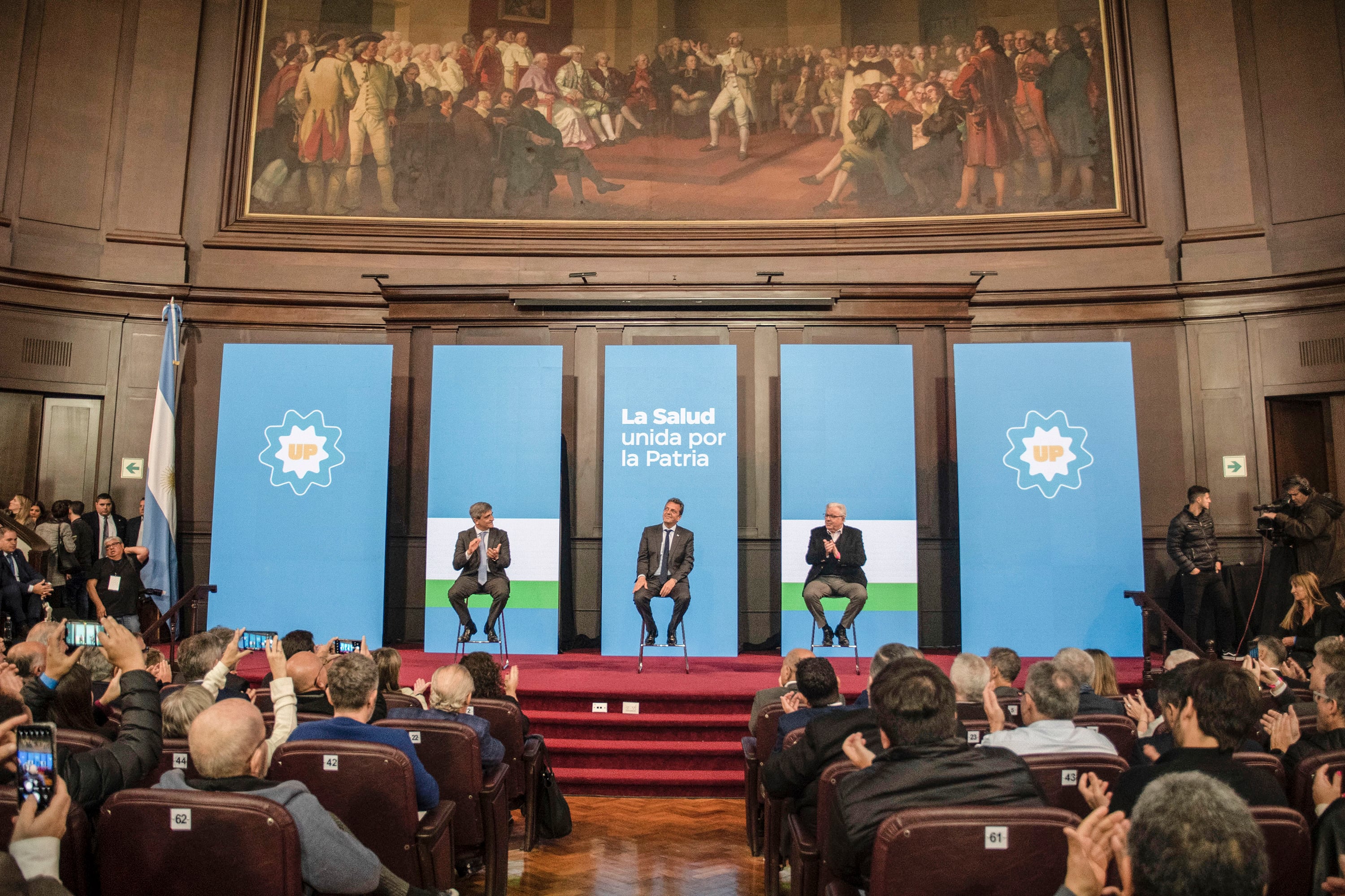 Sergio Massa llamó a defender la salud pública y advirtió sobre el costo de una privatización.
