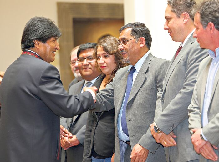 Evo Morales saluda al ministro de Trabajo, Andrés Hinojosa Rodríguez, y a sus colegas. 