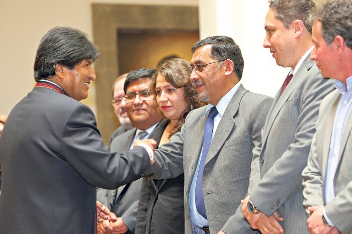 Evo Morales saluda al ministro de Trabajo, Andrés Hinojosa Rodríguez, y a sus colegas.
