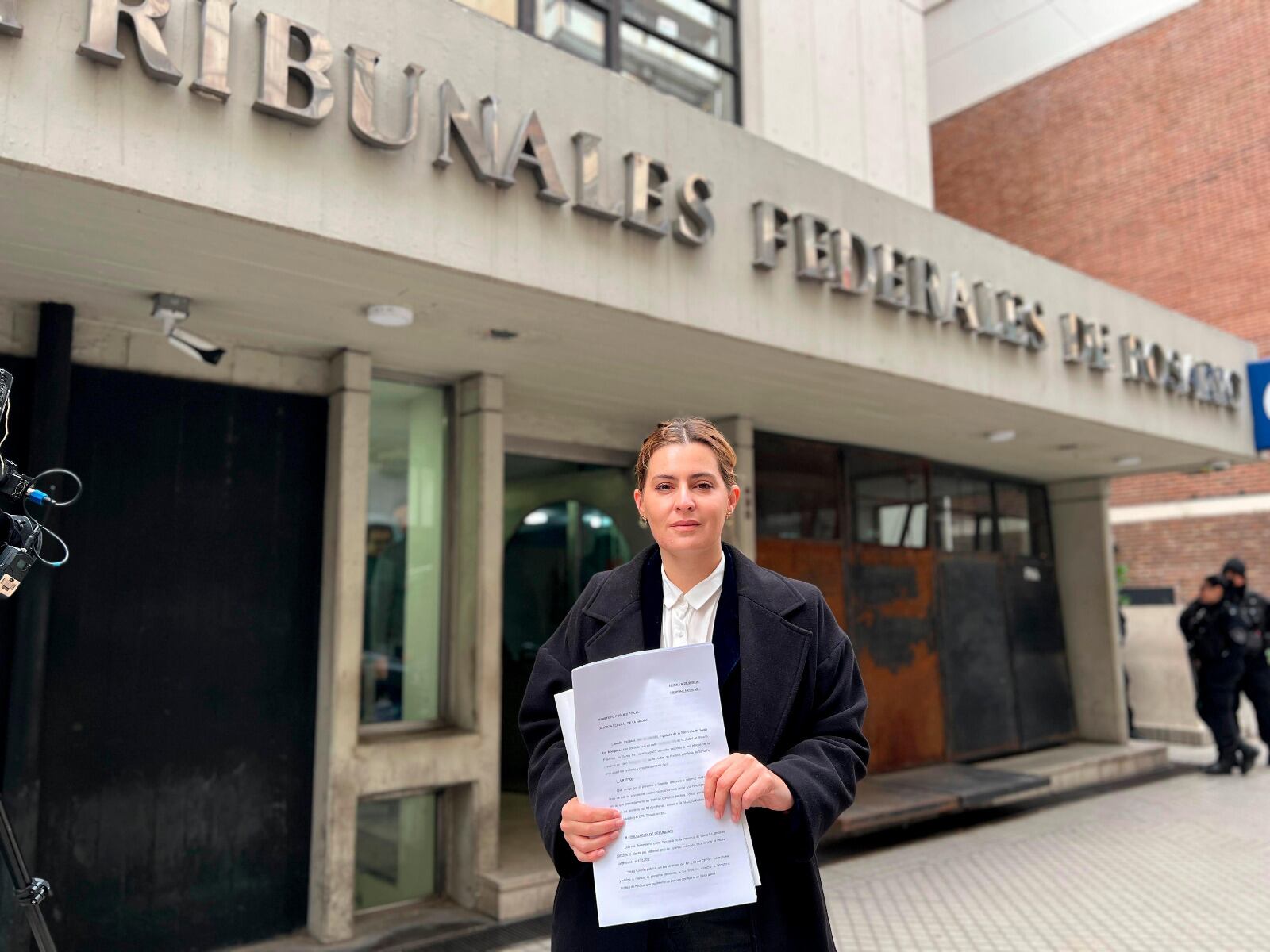 La diputada Lionella Cattalini con la denuncia que presentó ayer