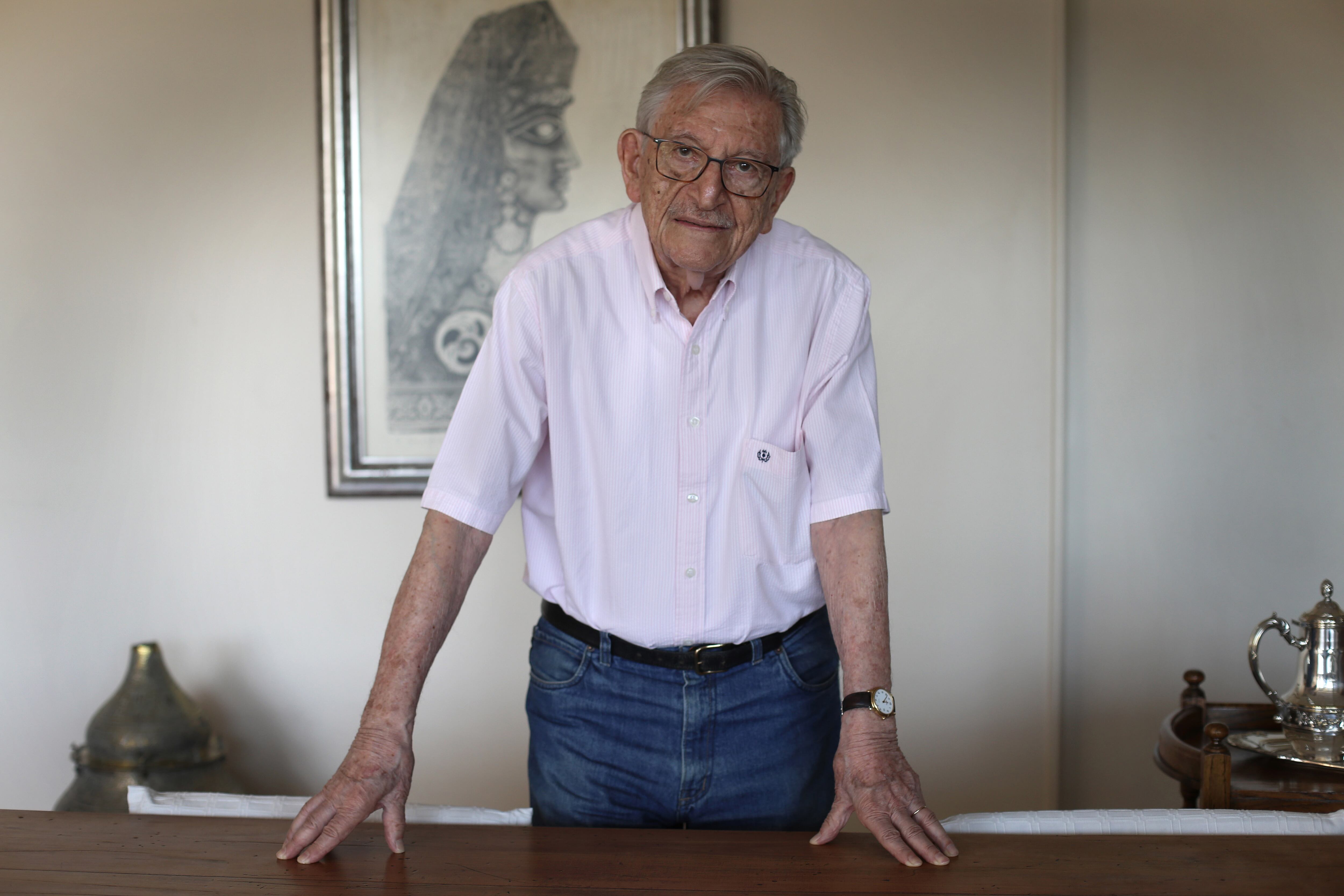 Abrasha dedica su novela “a los desaparecidos en la Argentina y a todos los que fueron asesinados, exiliados, condenados o castigados sin justicia”.