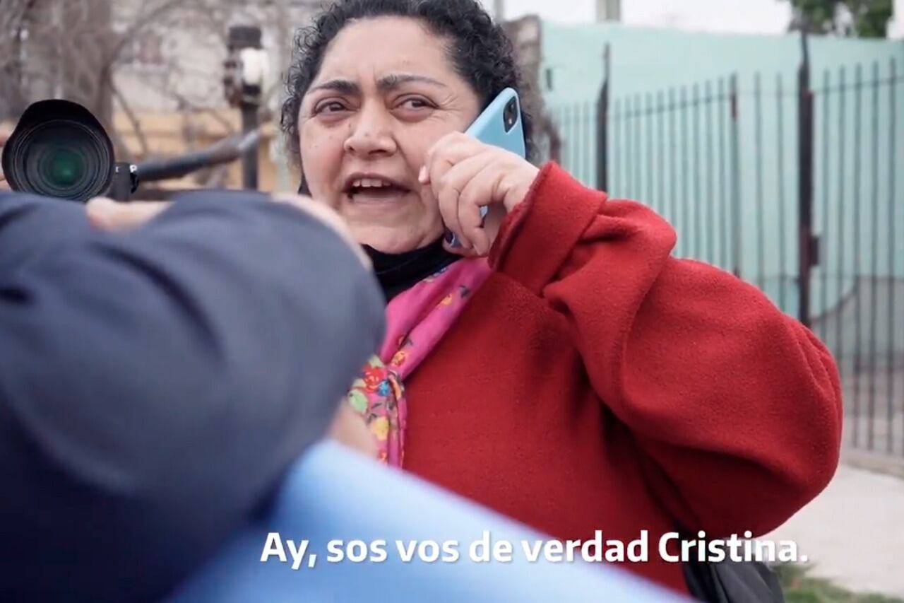 Al igual que Berni y Randazzo, Máximo habló con su madre: en esta oportunidad, para emocionar a una vecina de Quilmes.