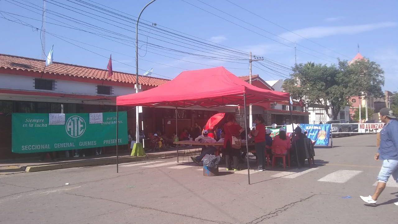 Corte en la puerta del municipio de Güemes 