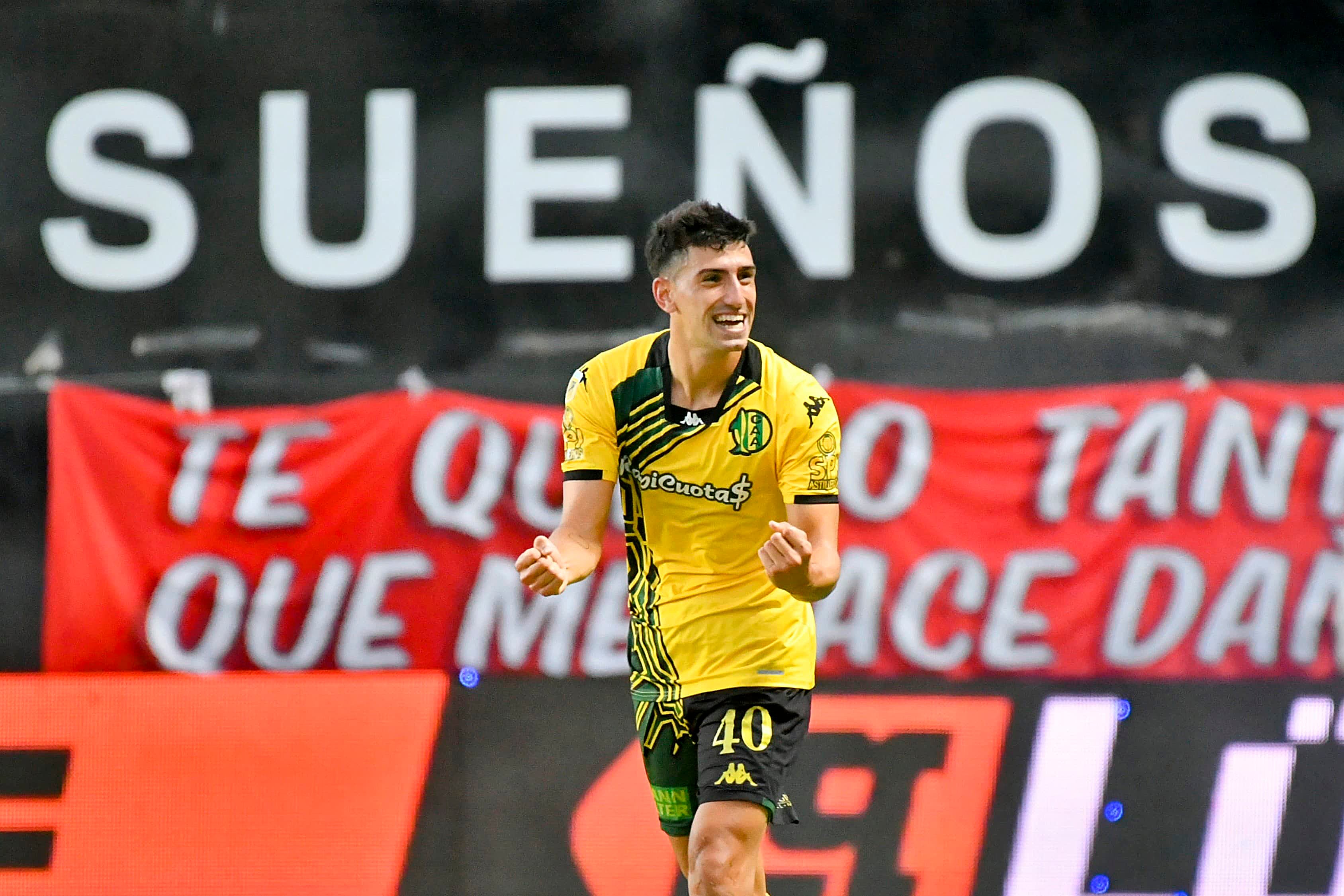 Giani celebra el primer tanto del Tiburón marplatense