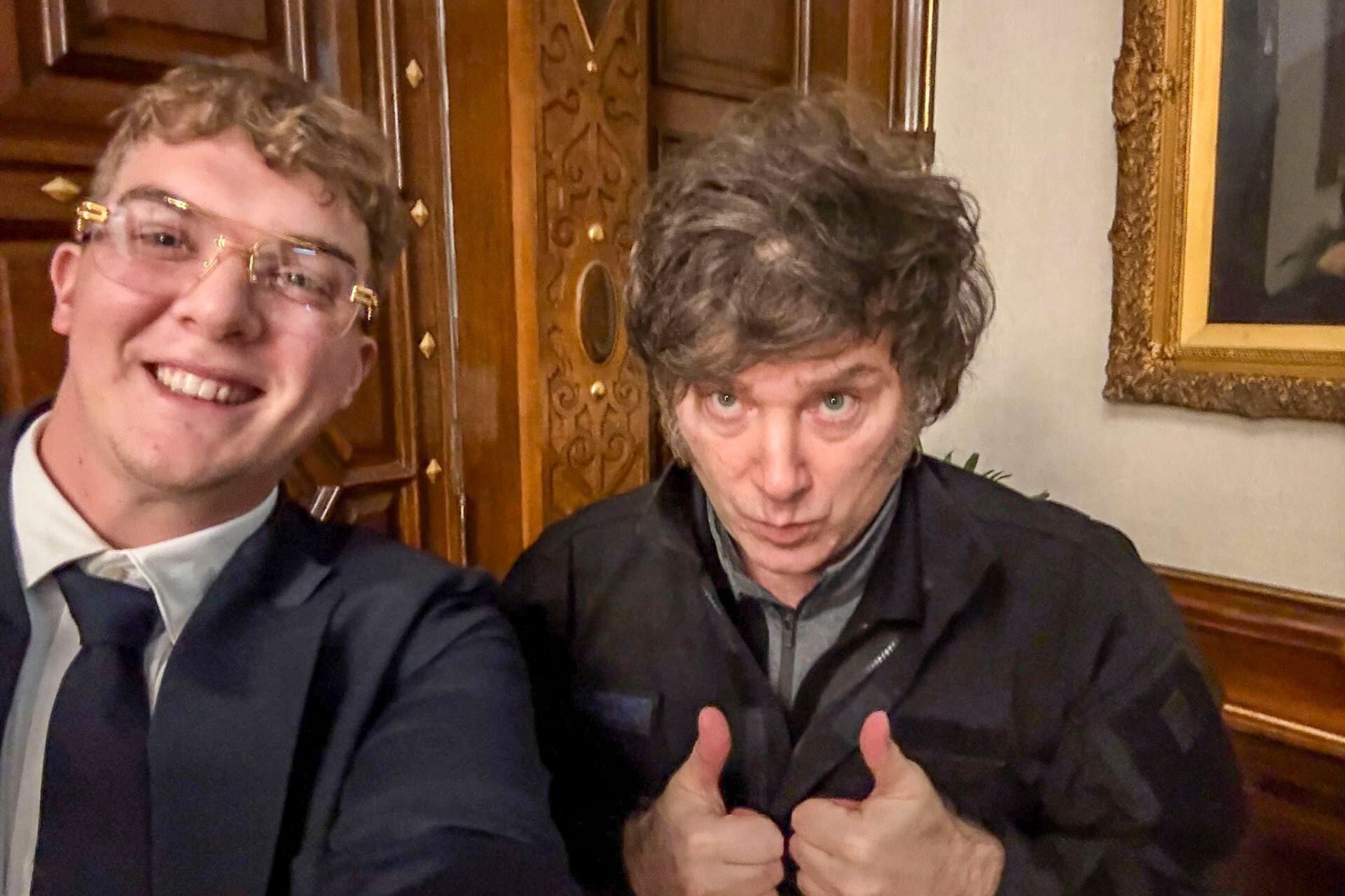 La selfie de Javier Milei junto junto a Hayden Mark Davis en la Casa Rosada.