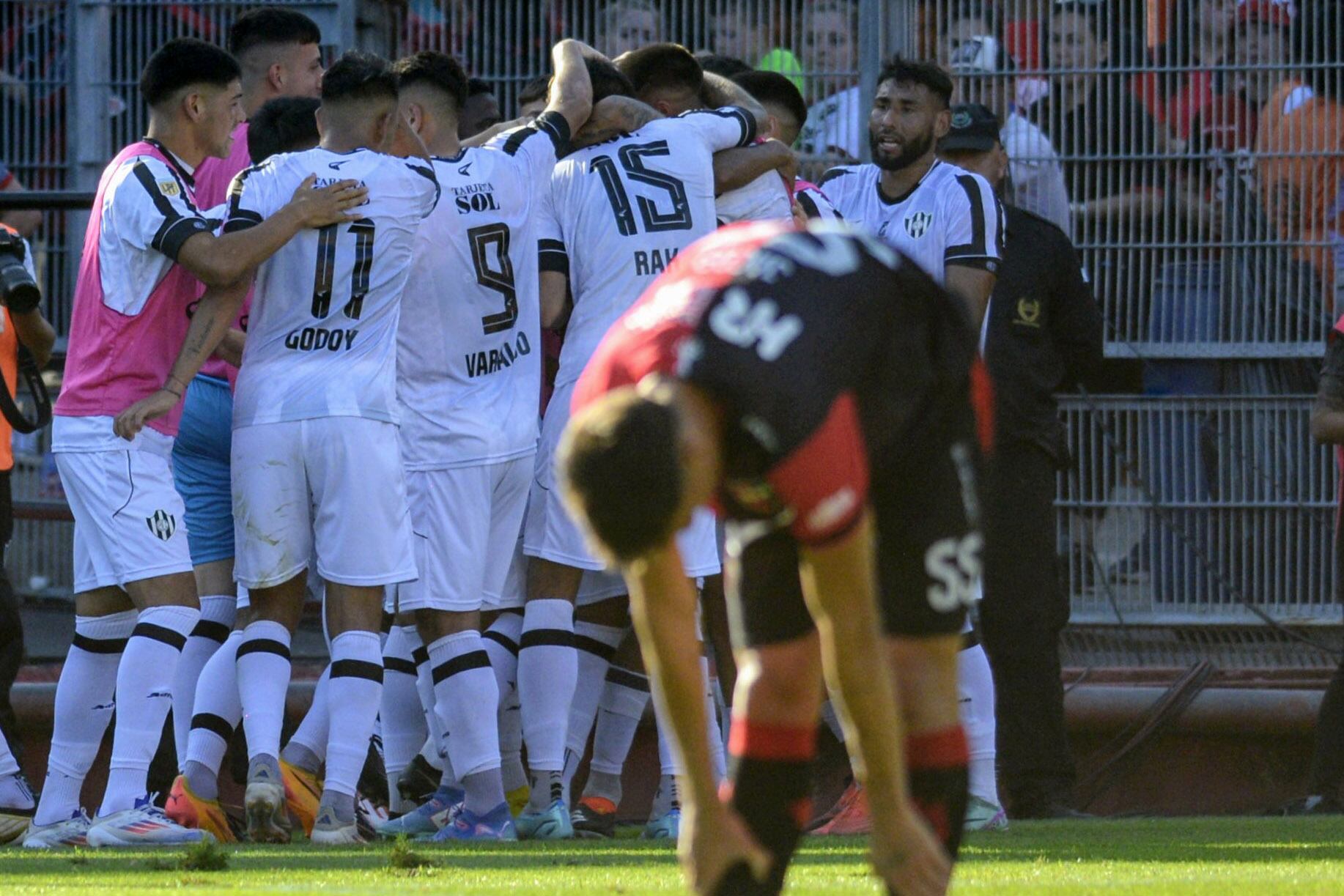 Los jugadores de Central Córdoba en pleno festejo