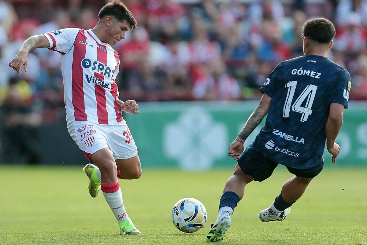 Vargas intenta despejar ante el esfuerzo de Gómez