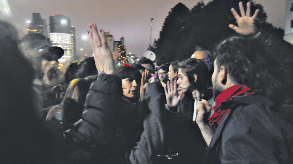 Familiares de los detenidos festejan en la puerta de Comodoro Py al enterarse de que serían liberados.