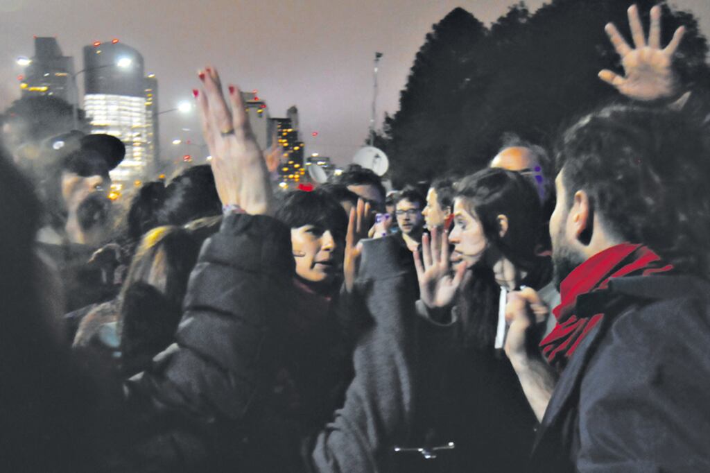 Familiares de los detenidos festejan en la puerta de Comodoro Py al enterarse de que serían liberados.
