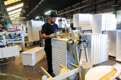 Las fábricas de heladeras sufrieron las consecuencias negativas de la apertura.