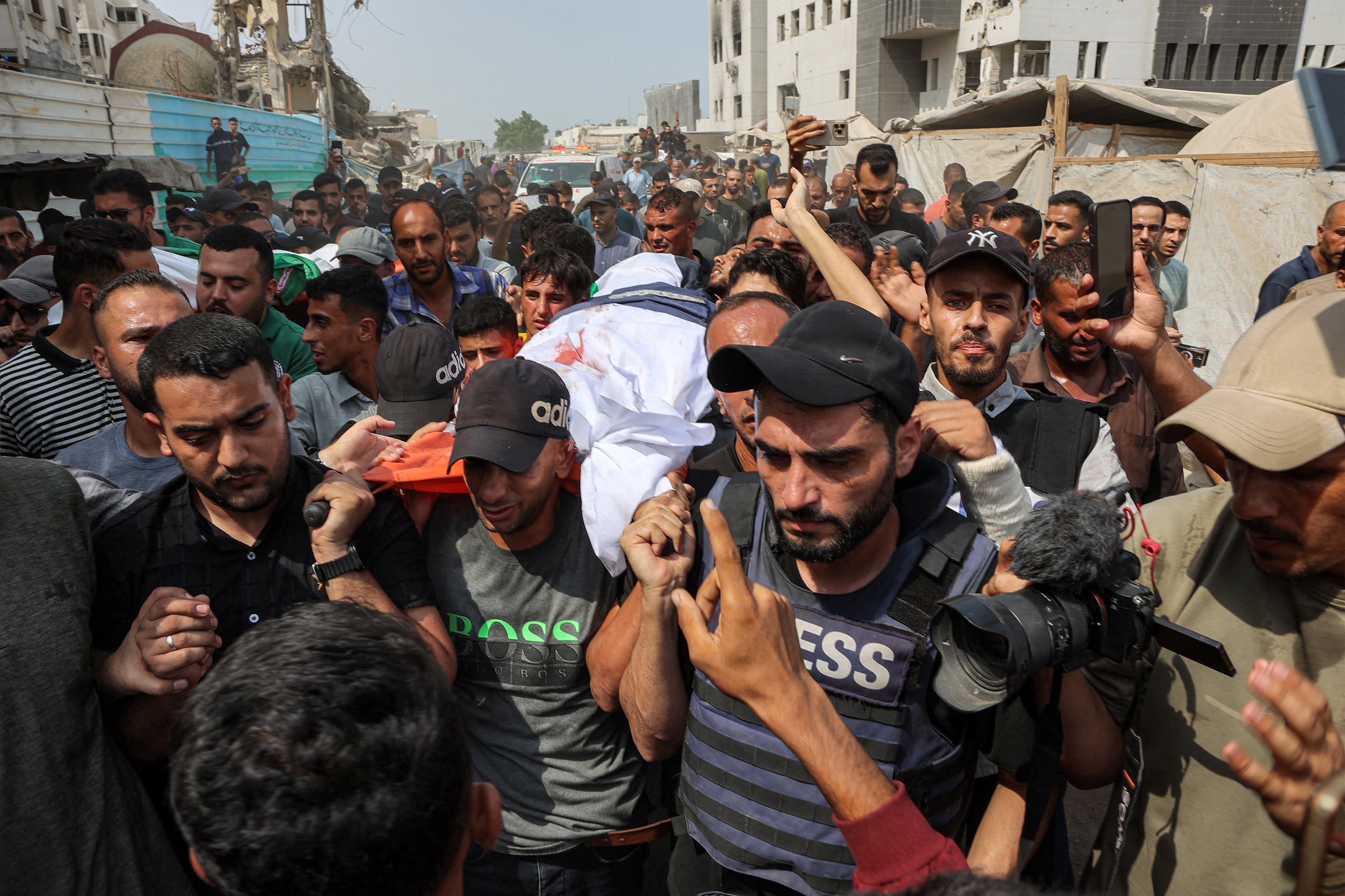 Los cuerpos de los periodistas fueron trasladados del hospital Al Shifa hasta el cementerio Sheikh Radwan de Gaza