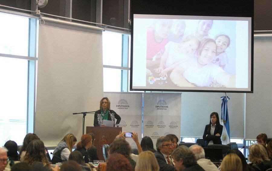 Mariana Carbajal mostró una foto de María Campos, una mujer de 37 años que murió en febrero pasado luego de someterse a un aborto inseguro.