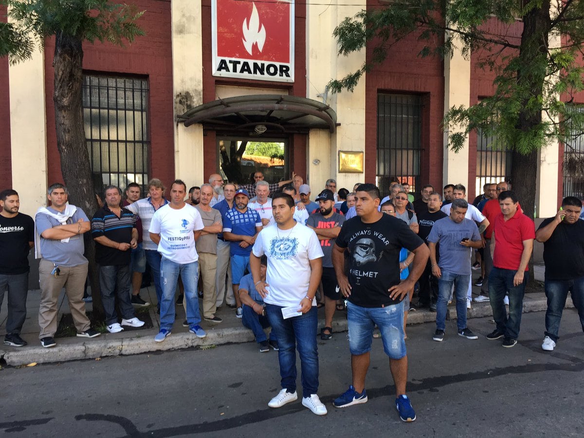 La planta de Atanor de Munro fue cerrada el miércoles pasado y los trabajadores se enteraron de la media por medio de un cartel pegado en una puerta.