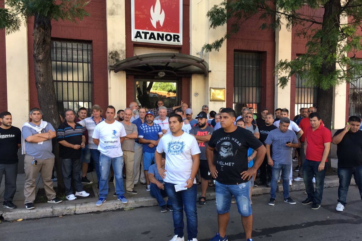 La planta de Atanor de Munro fue cerrada el miércoles pasado y los trabajadores se enteraron de la media por medio de un cartel pegado en una puerta.