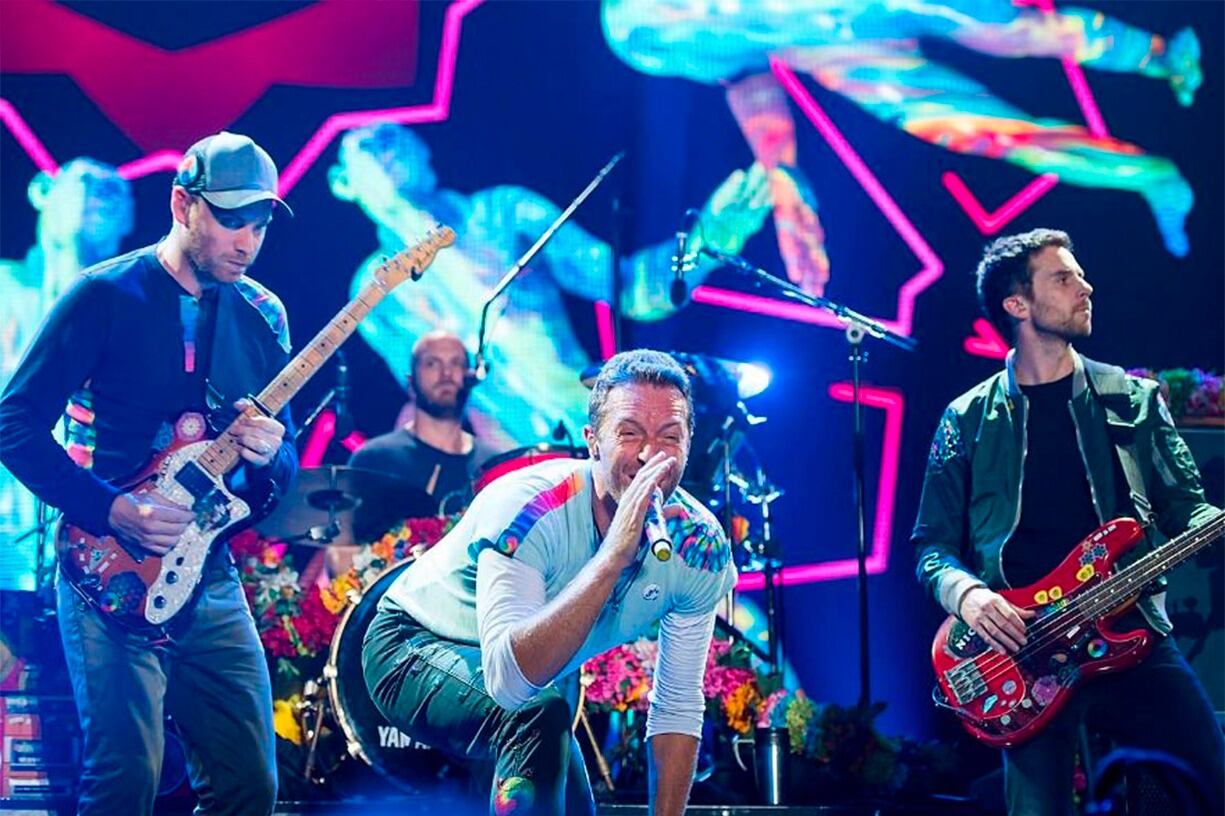 Ambos fueron captados en pantalla gigante mientras el cantante Chris Martin animaba al público