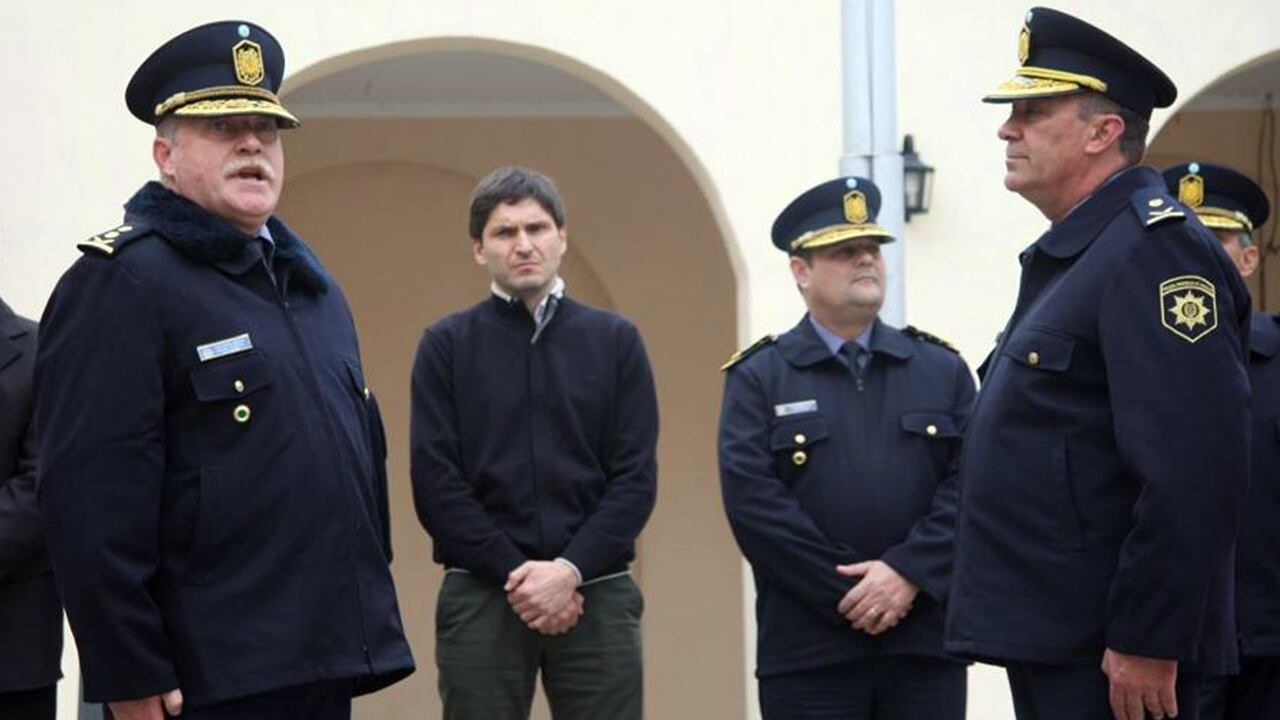 Siboldi (el primero de la izquierda) en un acto oficial con el ministro de Seguridad.