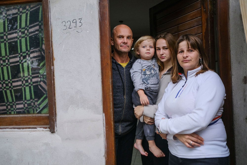 Olesandr, Olga, Anastasii y Máximo. Esperan, no saben qué.