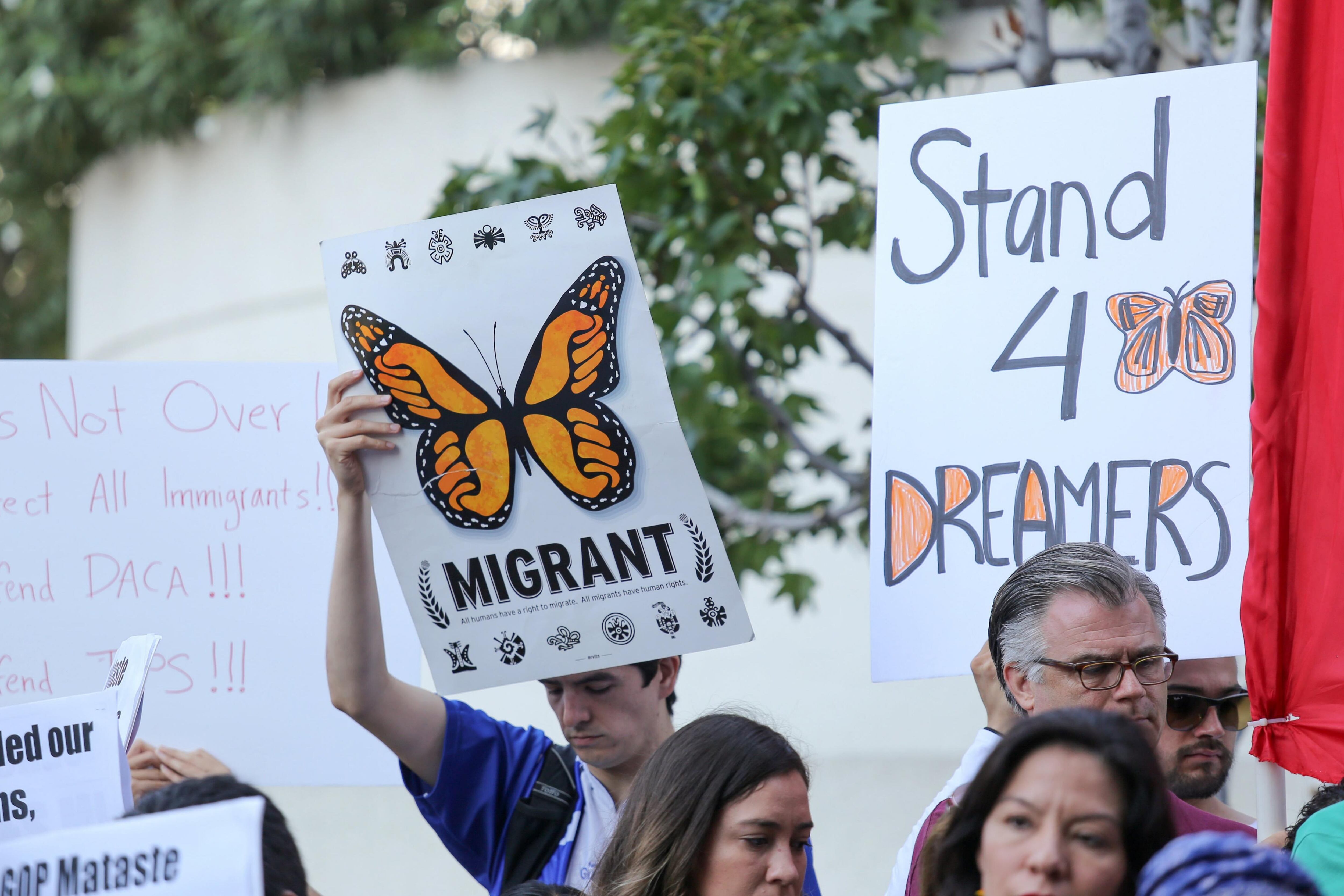 Inmigrantes y activistas de derechos humanos protestan contra la decisión de poner fin al programa de Acción Diferida para los Llegados en la Infancia (DACA), martes 5 de septiembre de 2017, en Los Ángeles.