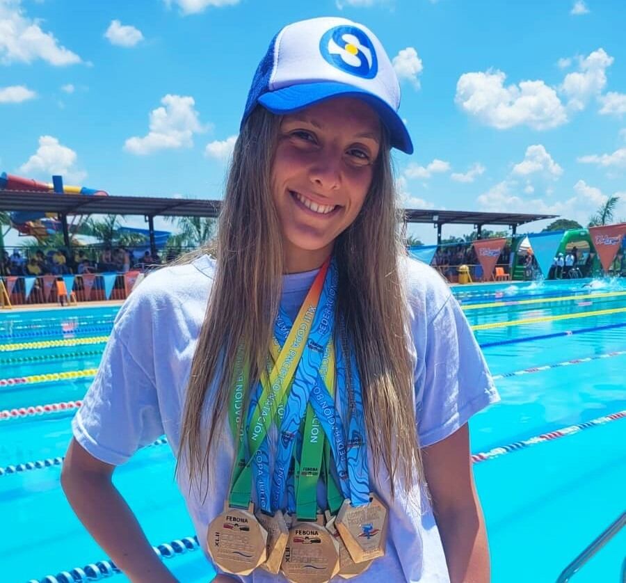 Ornella Palmieri con las tres medallas de oro que conquistó en Bolivia.