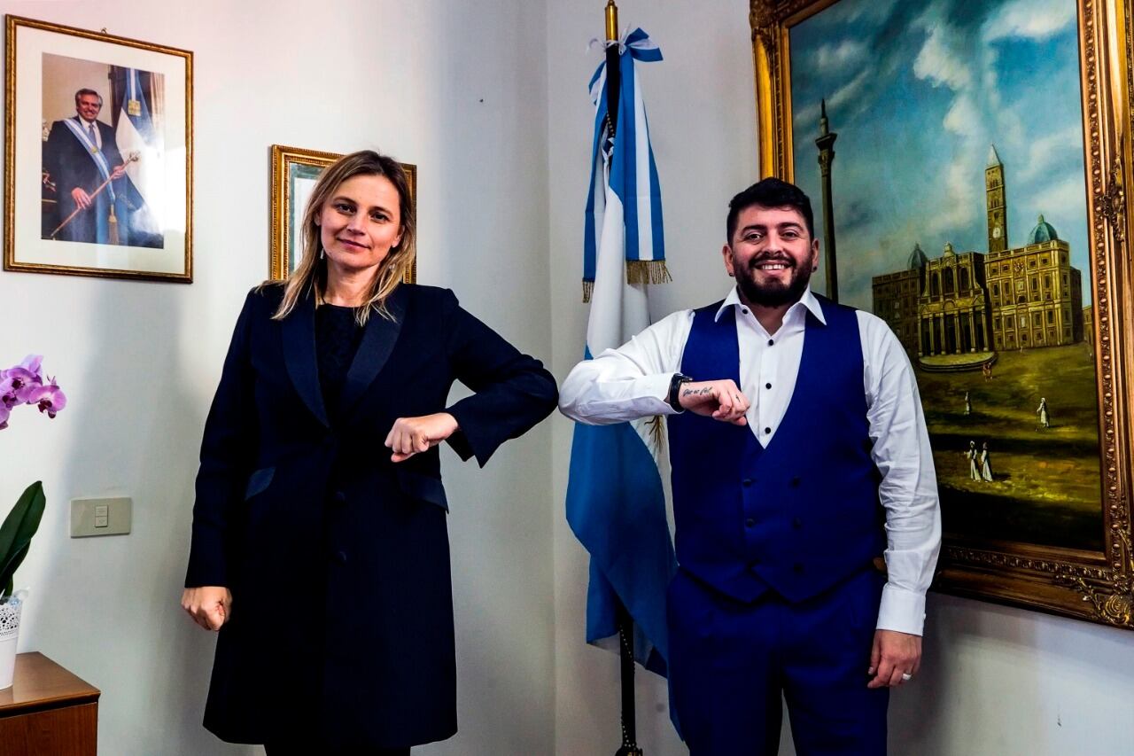 Diego Jr. posa junto a la cónsul Ana Tito.