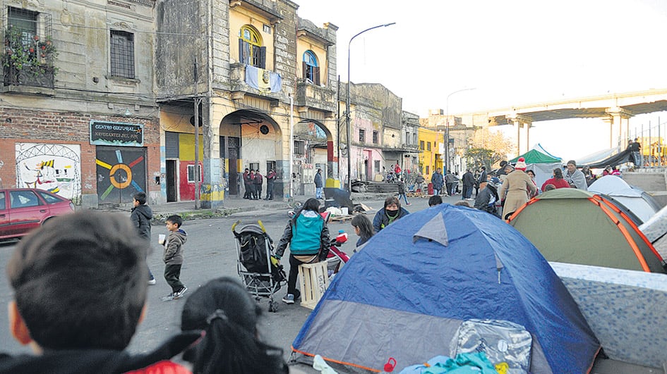 Los habitantes de Pedro de Mendoza 1447 pasaron la noche en carpas porque no los dejan entrar en sus casas.