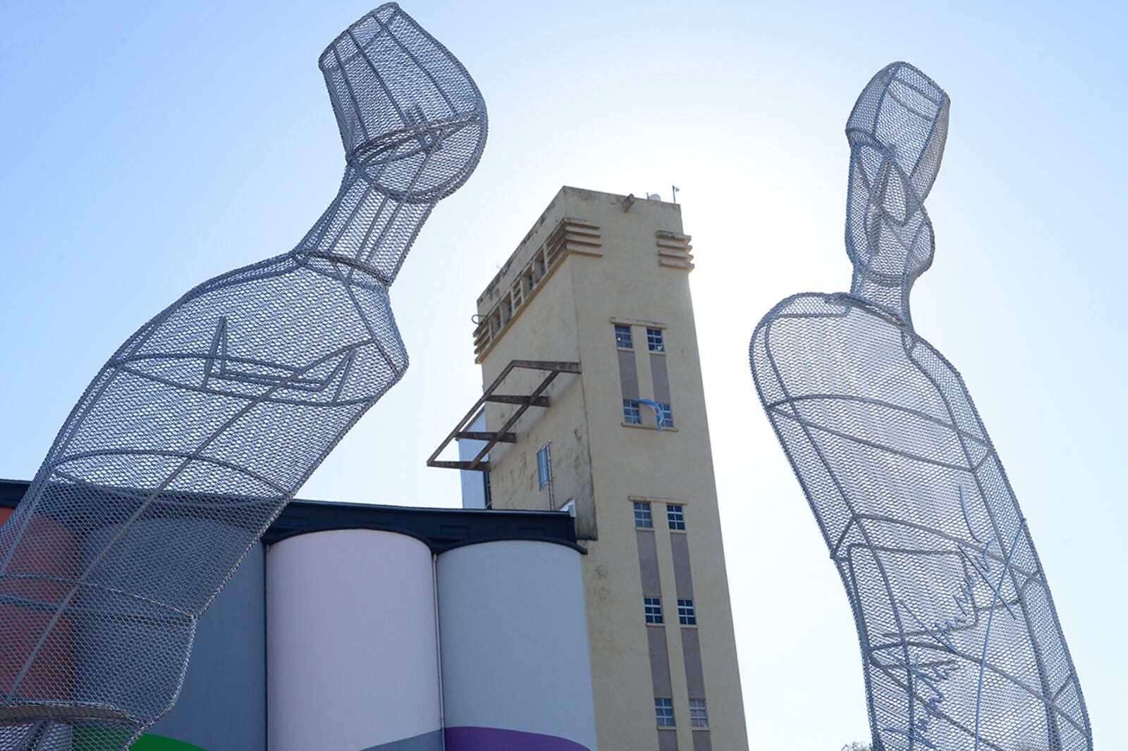 Las nuevas esculturas de Marta Minujin cerca del MACRO que fueron donadas por la empresa San Cristóbal.