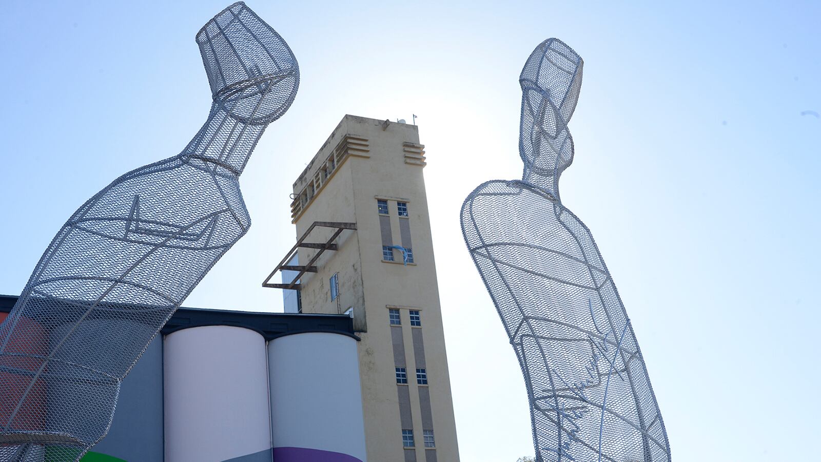 Las nuevas esculturas de Marta Minujin cerca del MACRO que fueron donadas por la empresa San Cristóbal.