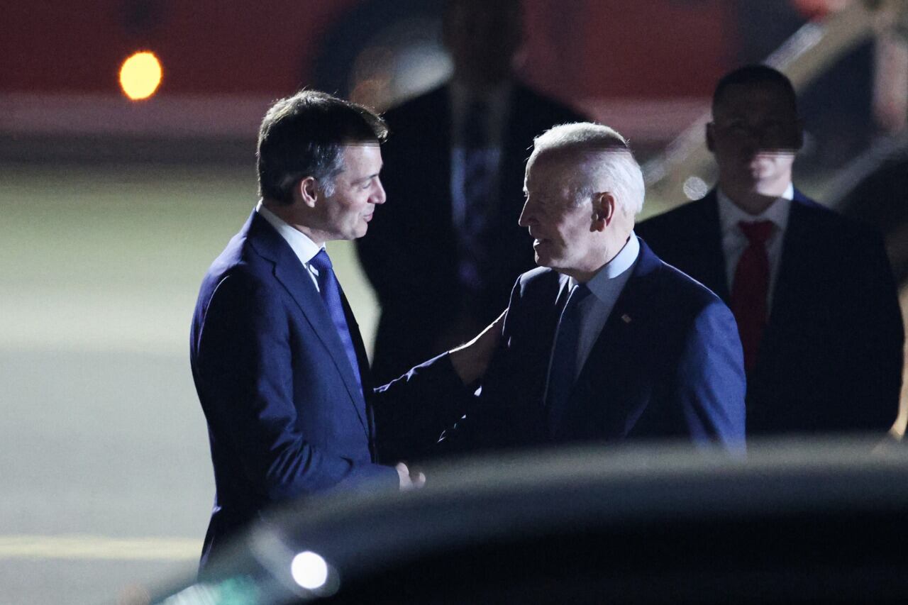 Biden (der.) saluda al primer ministro belga  Alexander de Croo al llegar a Bruselas.