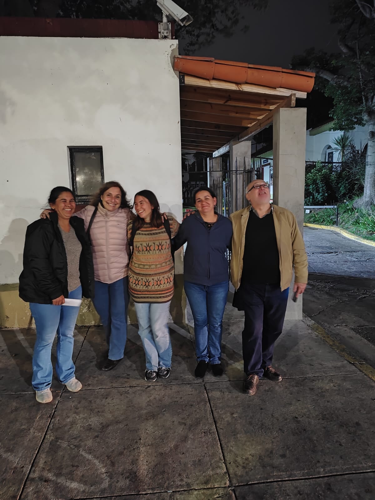 Myrian, Rosa y Tania Villalba al ser liberadas, junto a sus representantes de la Gremial de Abogados.