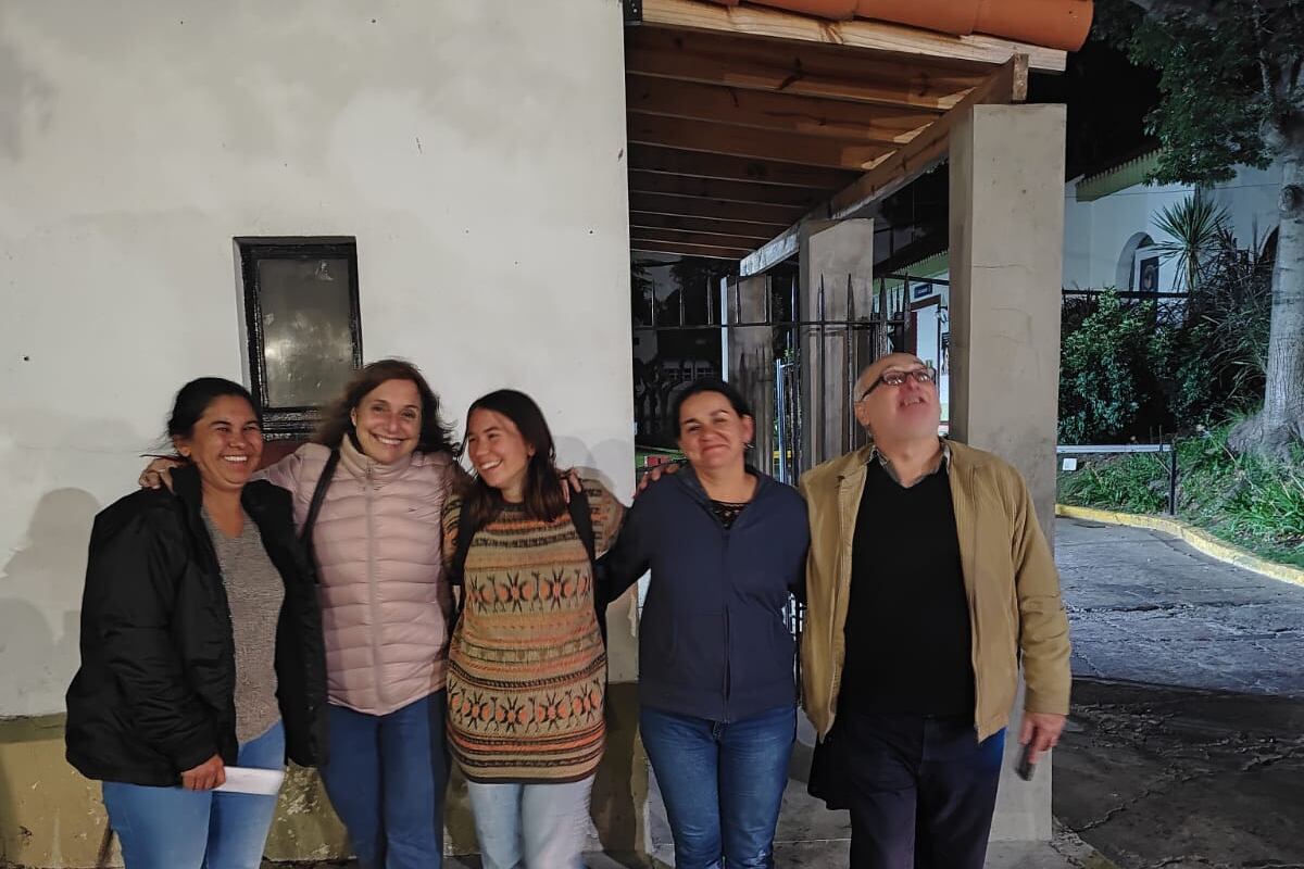 Myrian, Rosa y Tania Villalba al ser liberadas, junto a sus representantes de la Gremial de Abogados.
