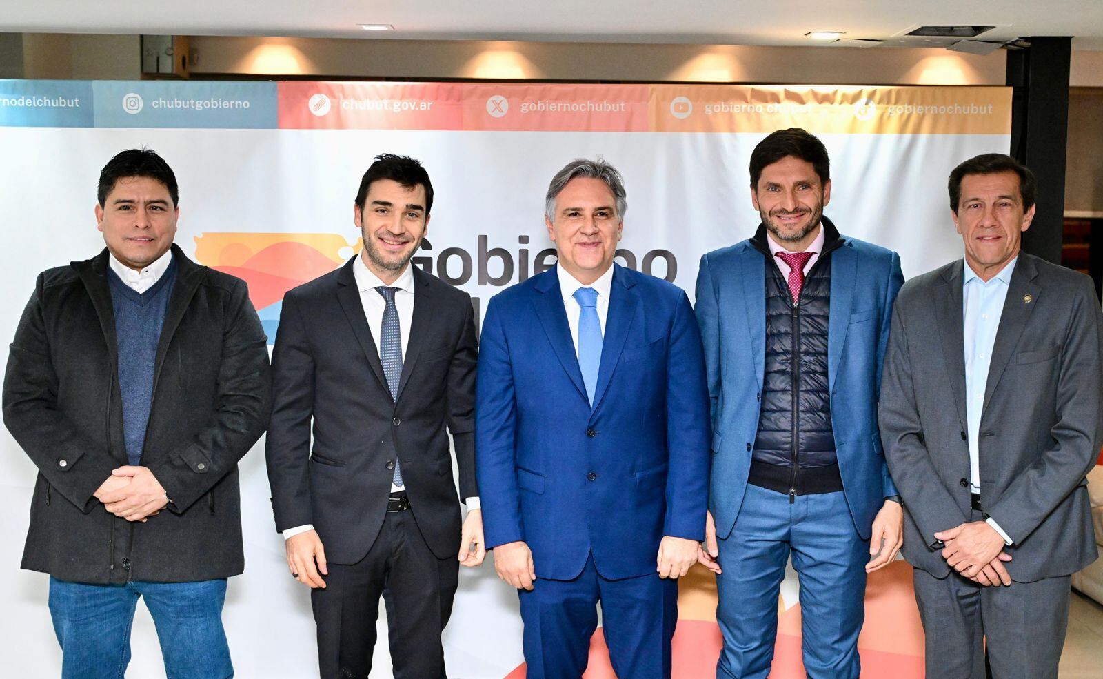 Los gobernadores Ignacio Torres (Chubut), Martín Llaryora (Córdoba), Maximiliano Pullaro (Santa Fe), Carlos Sadir (Jujuy) y Claudio Vidal (Santa Cruz) conformaron un nuevo frente electoral