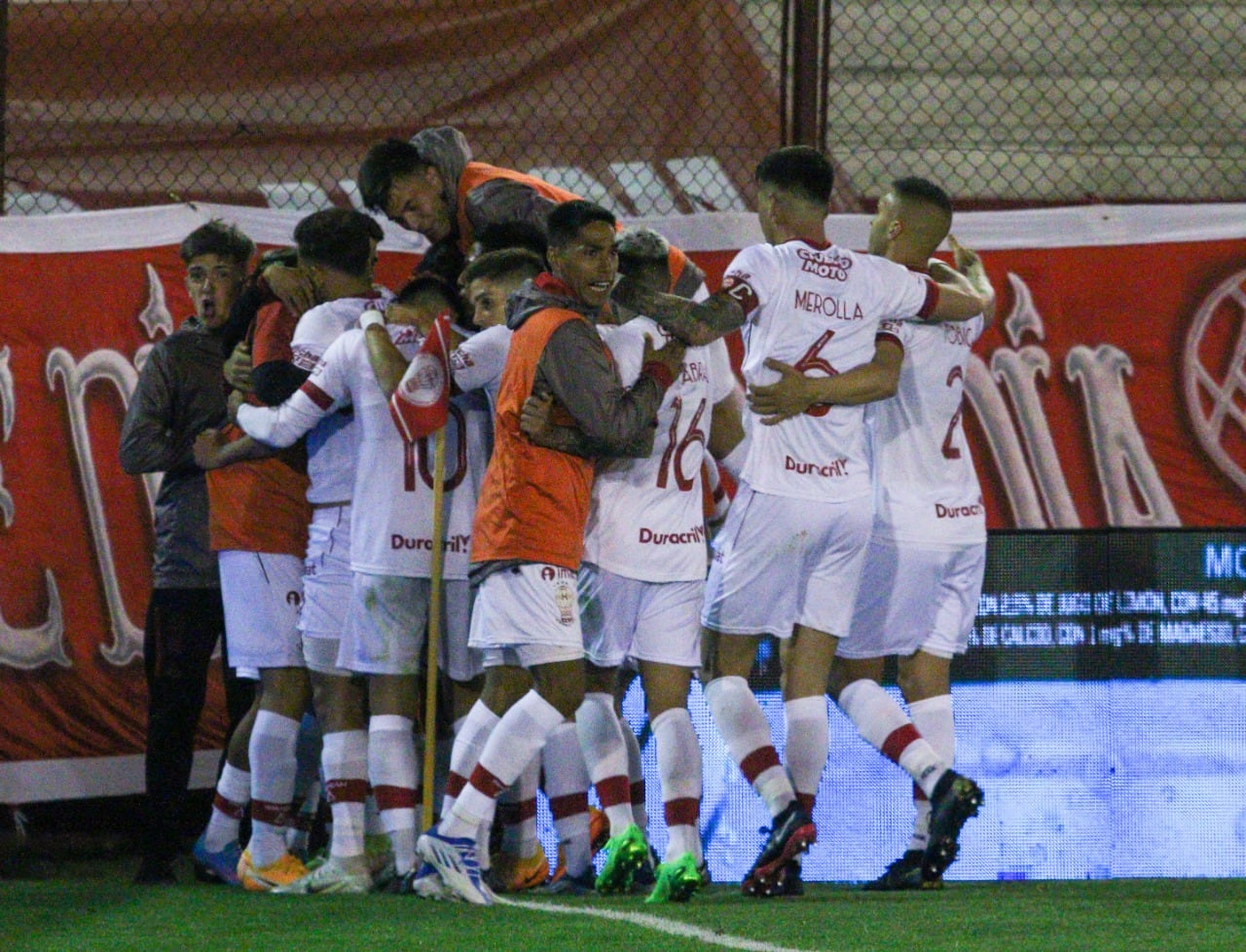 Todos abrazan a Hezze, autor del gol del triunfo del Globo sobre la T