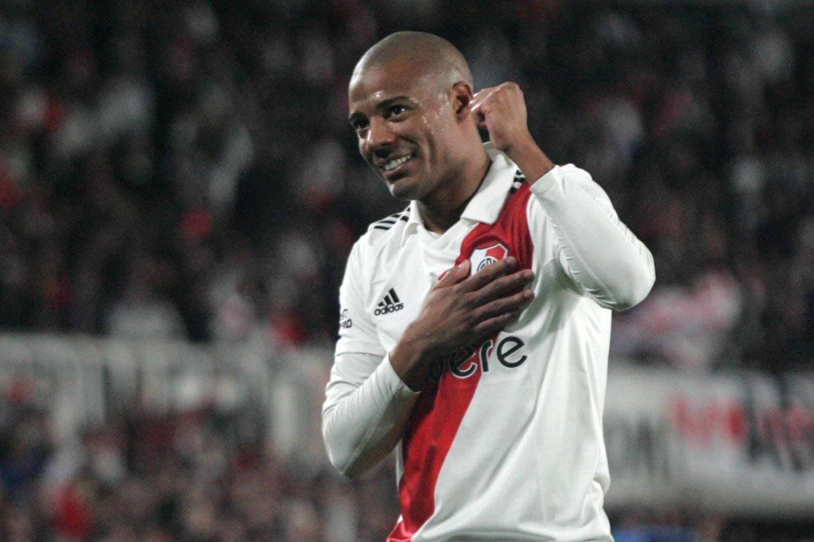 El uruguayo De La Cruz se toca el escudo de River luego de su gol