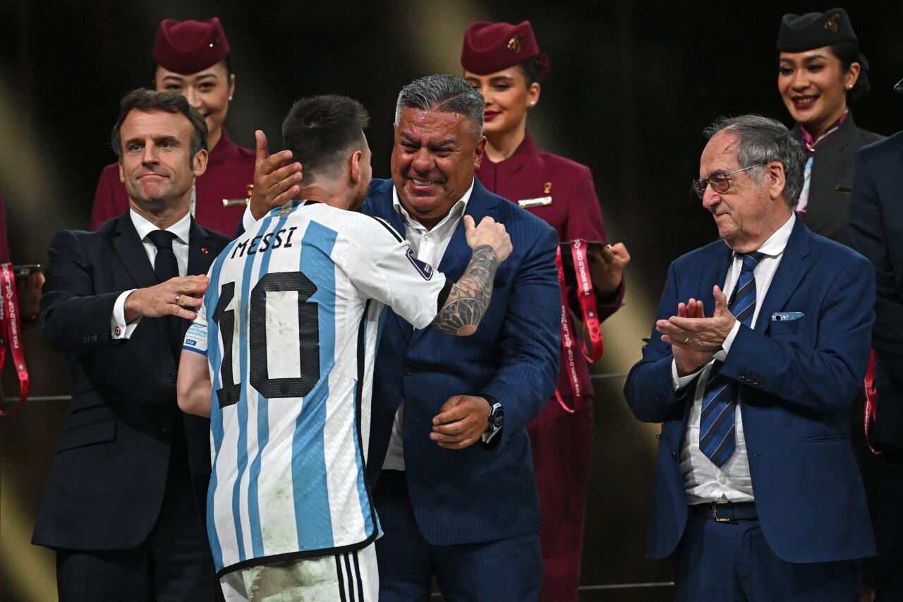 El Chiqui y Messi durante la premiación. Merecida alegría para el presidente de la AFA