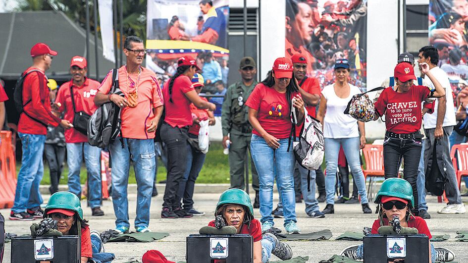 Civiles reciben instrucción militar en Caracas en el marco de las maniobras militares.