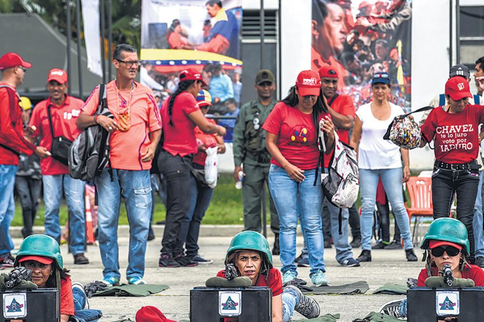 Civiles reciben instrucción militar en Caracas en el marco de las maniobras militares.