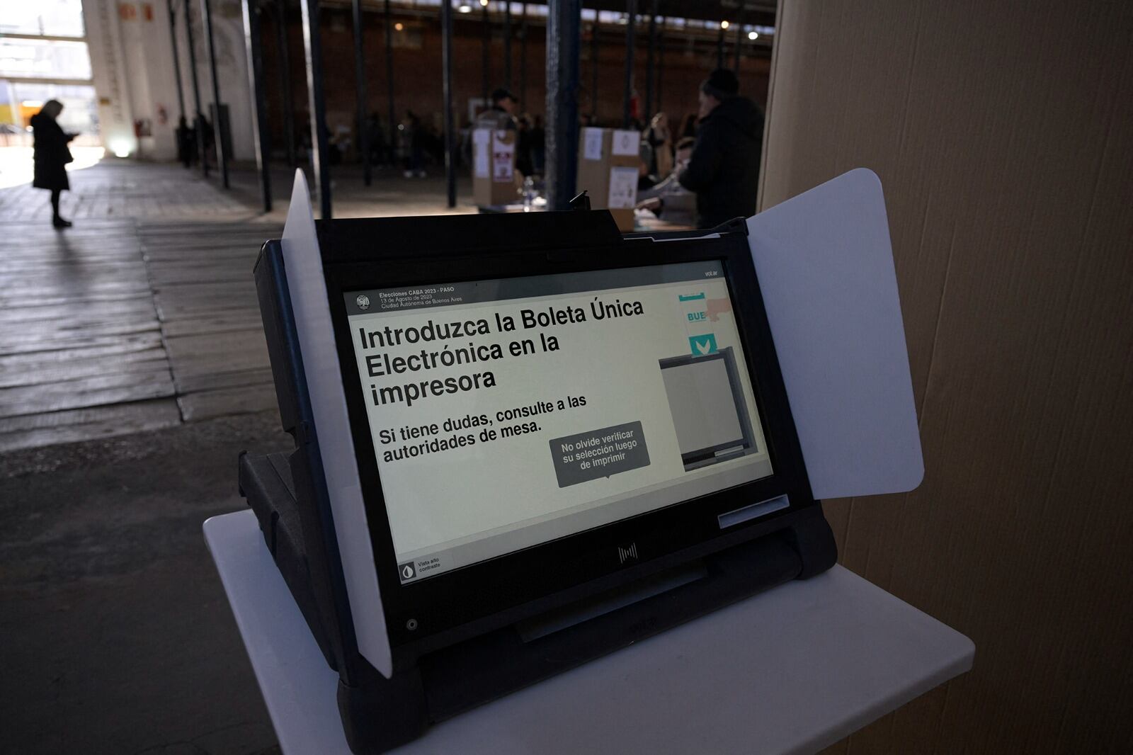 “Hubo escuelas en las que los votantes estuvieron dos horas parados", dijo Servini.  