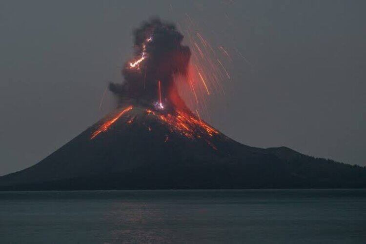 El Anak Krakatoa y su erupción de ceniza de anoche.