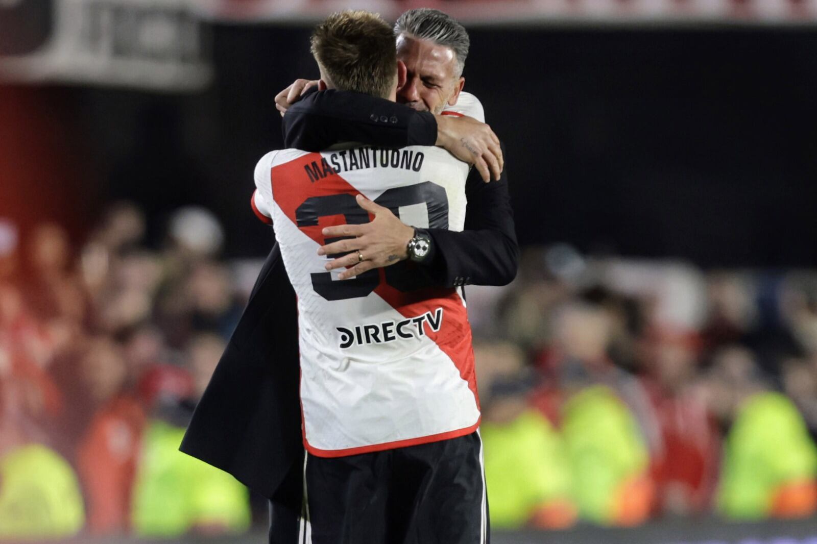 Demichelis se abraza con Mastantuono autor del 1 a 0 frente a Sarmiento.