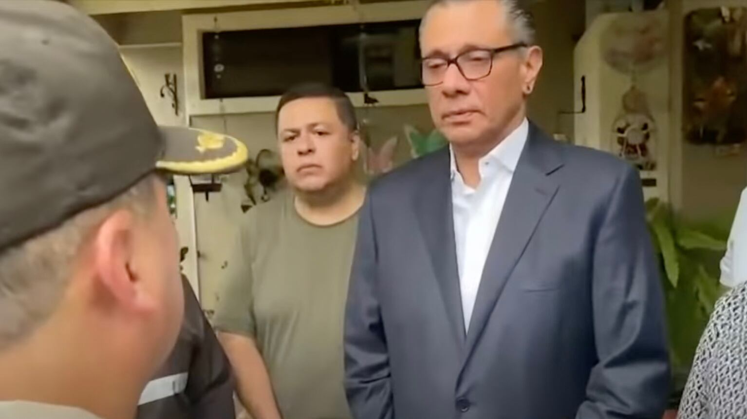 El exvicepresidente Jorge Glas al momento de ser detenido / captura video