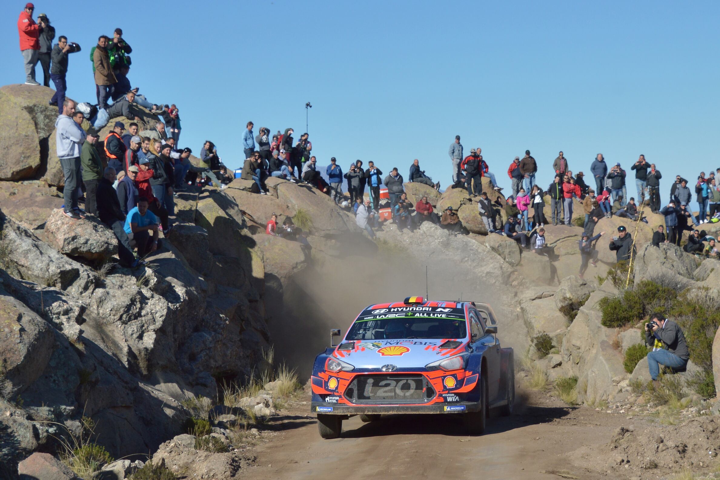 Neuville logró su segundo triunfo de la temporada y continúa liderando el campeonato.