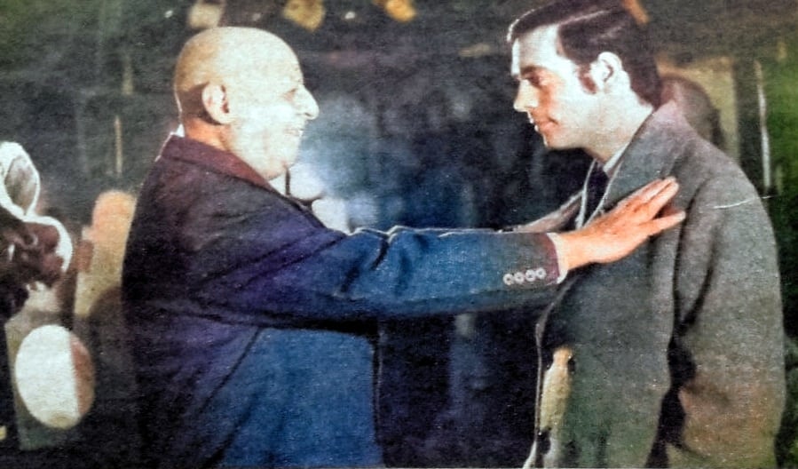 Solari Parravicini saludando a la manera venusiana a un periodista de la revista Así. Foto cortesía de Carlos Sainz.