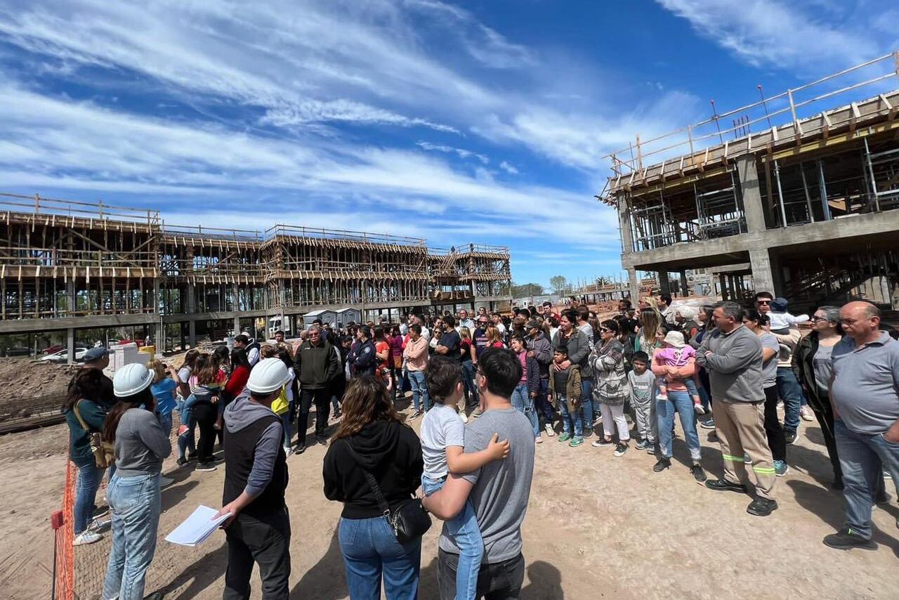 Los obreros y los vecinos se juntaron para pedir explicaciones a los responsables de la obra.