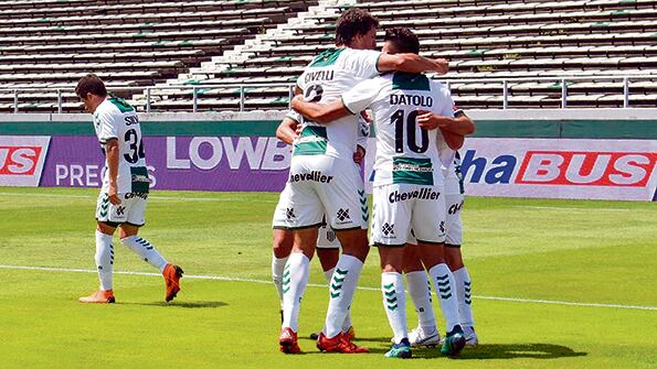 Cvitanich y Dátolo festejan el segundo de los cuatro goles.